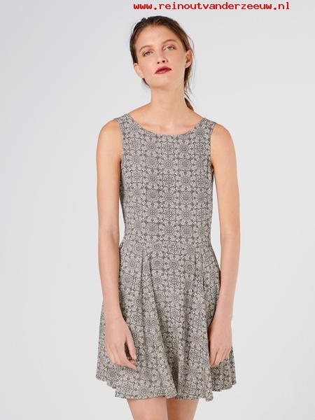 Zomerjurken dames Dames. Shop op item. Jurken. Dames. Nieuwe items Kleding Schoenen & accessoires Deals Trousers from € 19,99 Knitted classics € 9,99 Shop op item Bekijk alle items.