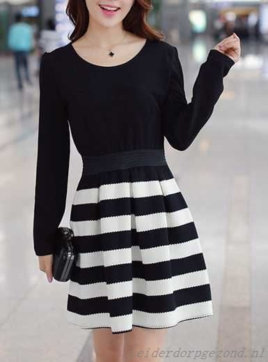 Zwart met wit gestreepte jurk