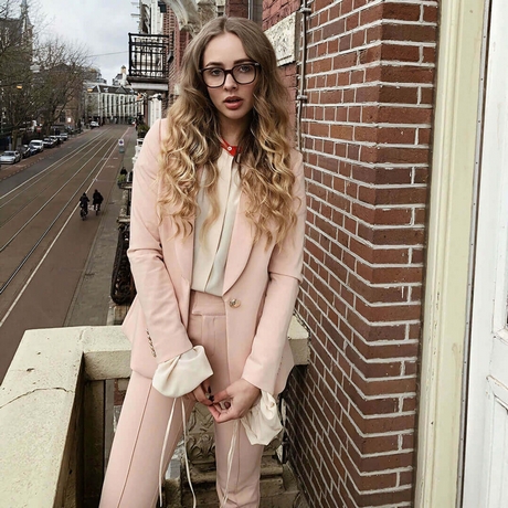 Tenue de ville bruiloft vrouw