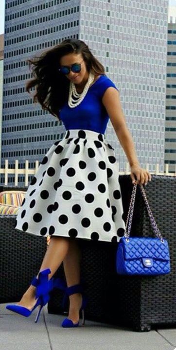 Blauwe en witte gestippelde jurk