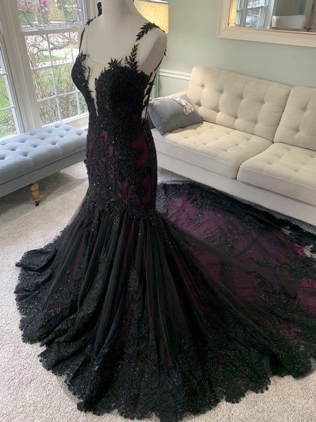 Paarse en zwarte jurken