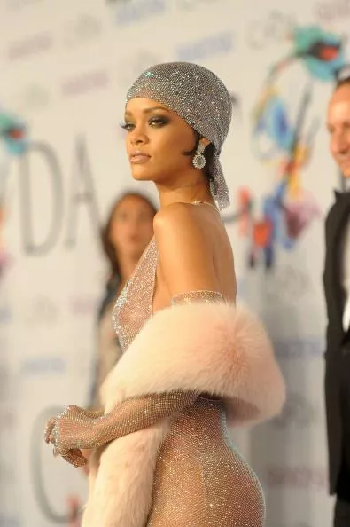 Rihanna 2023 cfda jurk